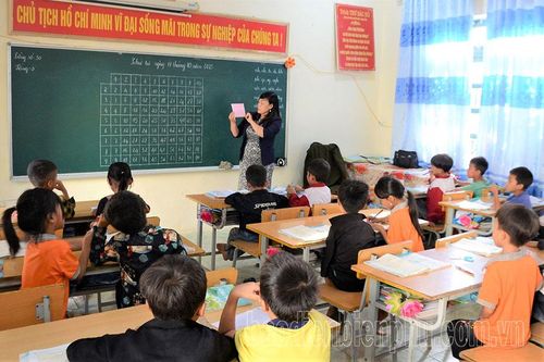Cô giáo Nguyễn Thị Huyền, Chủ nhiệm lớp 3A2, Trường Phổ thông DTBT Tiểu học Phìn Hồ thực hiện bài học STEM với phép nhân, chia.