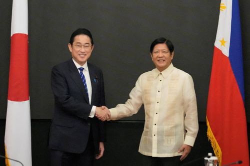 Thủ tướng Nhật Bản Kishida Fumio (bên trái) và Tổng thống Philippines Ferdinand Romualdez Marcos Jr trong cuộc gặp tại Thủ đô Manila, Philippines, ngày 3/11. Ảnh: Reuters