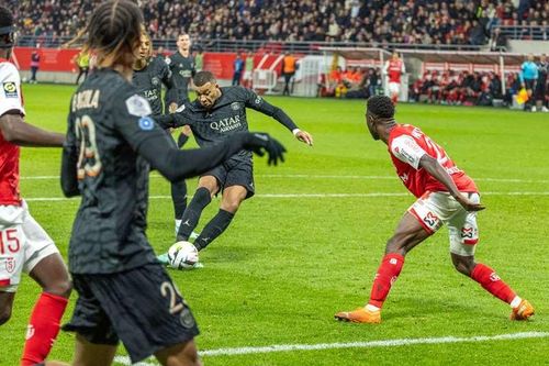 Phút 59, Mbappe đánh đầu nhân đôi cách biệt sau đường chuyền của Carlos Soler