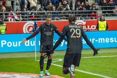 Chưa dừng lại ở đó, đến phút 82 tiền đạo người Pháp hoàn tất cú hat-trick của mình sau đường kiến tạo của Barcola