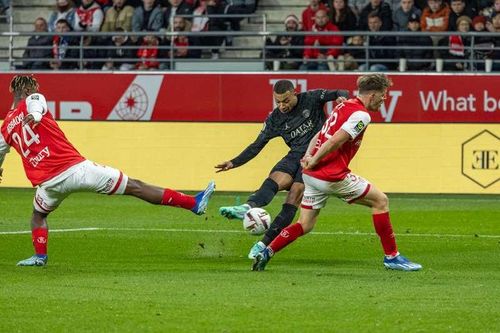 Ngay phút thứ 3 Ousmane Dembele căng ngang chính xác để Mbappe dứt điểm mở tỷ số cho PSG