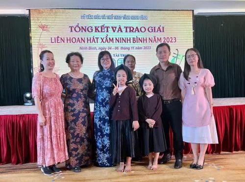 Nguyễn Quang Long (thứ 2, từ phải sang) và xẩm nhí Lại Thùy Dương đứng phía trước