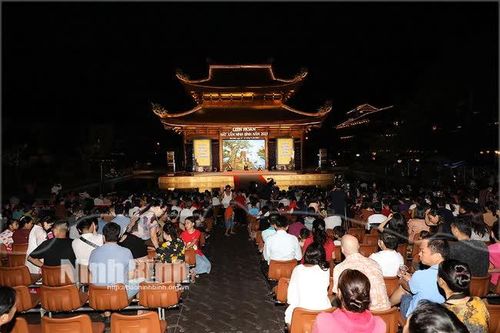 Đông đảo khán giả tại sân khấu thủy đình