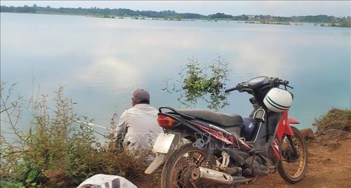 Người dân vẫn vào hồ Đá Đen để câu cá.