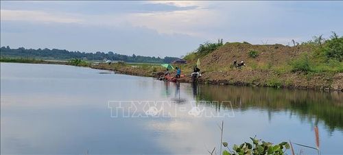 Nhiều người dân vào hồ Đà Đen để câu cá.