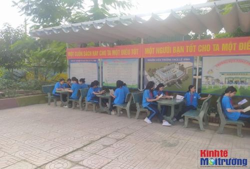 Học sinh trường THCS Lê Bình (TP.Hà Tĩnh) tham gia đọc sách ngoại khóa.