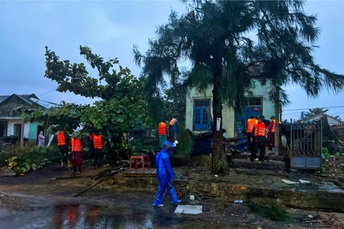 Lực lượng biên phòng hỗ trợ người dân bị tốc mái nhà. Ảnh: Võ Tiến