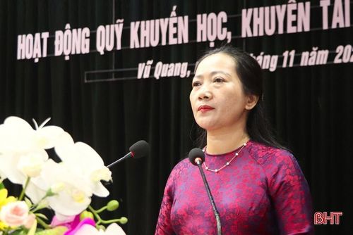 Phó Chủ tịch UBND huyện Vũ Quang Phan Hồng Yến báo cáo kết quả công tác giáo dục, đào tạo và khuyến học, khuyến tài trên địa bàn thời gian qua.