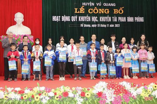 Dịp này, Chủ tịch Hội Khuyến học tỉnh Hà Tĩnh Đoàn Đình Anh và lãnh đạo huyện Vũ Quang đã tặng quà cho các em học sinh vượt khó học giỏi trên địa bàn.