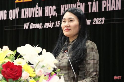 Bí thư Huyện ủy Vũ Quang Nguyễn Thị Việt Hà phát biểu tại buổi lễ.