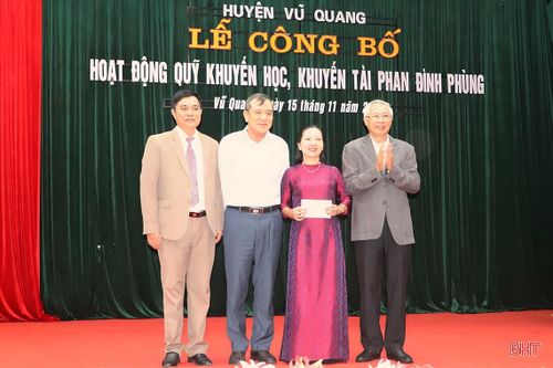 Lãnh đạo Hội Khuyến học tỉnh Hà Tĩnh trao 5.000.000 đồng ủng hộ Quỹ khuyến học, khuyến tài Phan Đình Phùng.