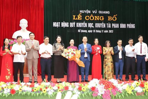 Lãnh đạo huyện Vũ Quang tặng hoa chúc mừng Hội đồng quản lý Quỹ khuyến học, khuyến tài Phan Đình Phùng, nhiệm kỳ 2023 - 2028.