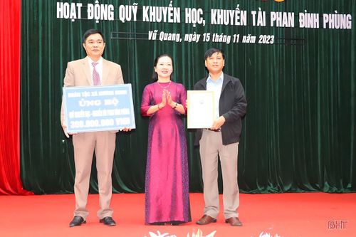 Đoàn tộc xã Hương Minh ủng hộ quỹ số tiền 300.000.000 đồng.