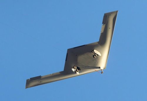 Còn tên B-21 "Raider" rõ ràng muốn chọc thủng mạng lưới hỏa lực phòng không hùng hậu của địch, giống như biết trong núi có hổ, nhưng dám vào núi tìm hổ để bắt. 