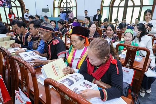 Các đại biểu tìm hiểu nội dung cuốn sách của Tổng Bí thư Nguyễn Phú Trọng