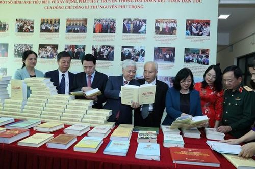 Đại biểu tham dự cùng thảo luận về nội dung cuốn sách ''Phát huy truyền thống đại đoàn kết toàn dân tộc, xây dựng đất nước ta ngày càng giàu mạnh, văn minh, hạnh phúc'' của Tổng Bí thư Nguyễn Phú Trọng 