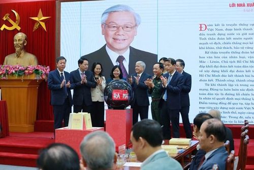 Lãnh đạo Đảng, Nhà nước, Mặt trận Tổ quốc Việt Nam thực hiện nghi thức bấm nút ra mắt và phát hành bản điện tử cuốn sách ''Phát huy truyền thống đại đoàn kết toàn dân tộc, xây dựng đất nước ta ngày càng giàu mạnh, văn minh, hạnh phúc'' của Tổng Bí thư Nguyễn Phú Trọng 