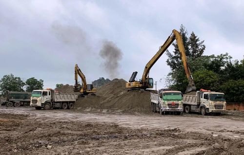  Hiện nay công suất khai thác nguồn đất đắp cung cấp cho các dự án thành phần Cao tốc Biên Hòa-Vũng Tàu là chưa đáp ứng yêu cầu về tiến độ thi công. (Ảnh: Việt Hùng/Vietnam+) 