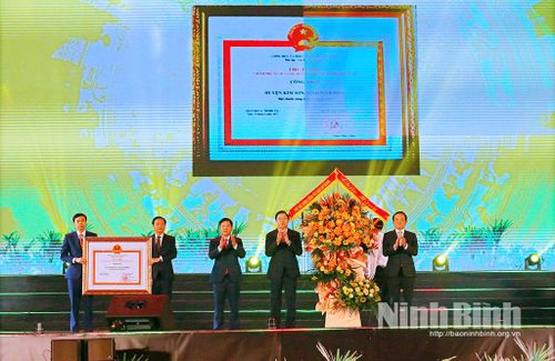 Đồng chí Trần Lưu Quang, Ủy viên Trung ương Đảng, Phó Thủ tướng Chính phủ trao Bằng công nhận đạt chuẩn nông thôn mới, tặng hoa chúc mừng Đảng bộ, chính quyền và Nhân dân huyện Kim Sơn.