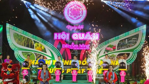 Lãnh đạo Bộ ngành, địa phương thực hiện nghi thức khai mạc Ngày hội Hội quán Đất Sen hồng lần 1 năm 2023. (Ảnh Hữu Tuấn)