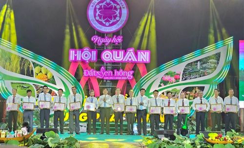 UBND tỉnh Đồng Tháp tặng bằng khen cho các chủ nhiệm Hội quán. (Ảnh Hữu Tuấn)