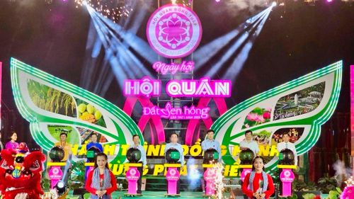 Các đại biểu thực hiện nghi thức khai mạc ngày hội