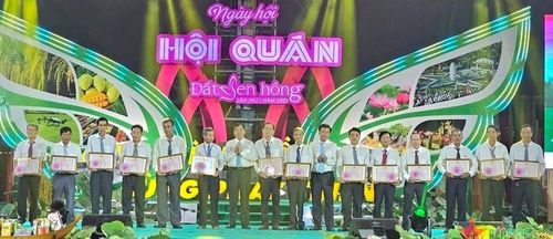 Ban tổ chức tuyên dương 14 tập thể và 14 cá nhân có thành tích trong tổ chức và hoạt động của mô hình Hội quán năm 2023