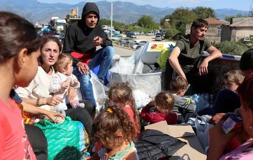 Những người tị nạn từ vùng Nagorno-Karabakh di tản đến làng biên giới Kornidzor, Armenia, ngày 27/9/2023 sau cuộc tấn công chớp nhoáng của Azerbaijan vào khu vực Nagorno-Karabakh. (Ảnh: REUTERS)