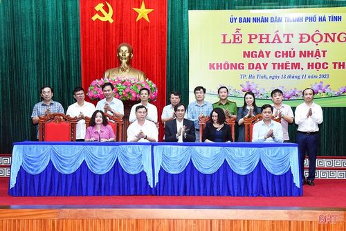 Đại diện các nhà trường ký cam kết không dạy thêm ngày Chủ nhật tại buổi lễ phát động do UBND thành phố Hà Tĩnh tổ chức. Ảnh Dương Chiến.
