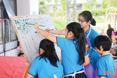 Trẻ em cần được tạo điều kiện để phát triển toàn diện về thể chất và trí tuệ.