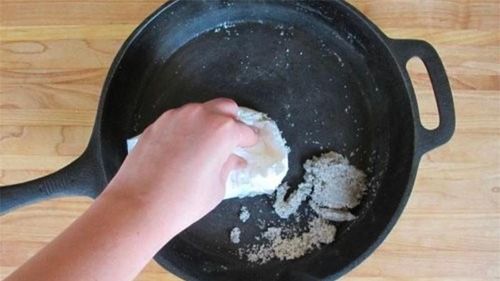 Ảnh minh hoạ7. Loại bỏ vết mồ hôiChỉ với 1 thìa muối và các nguyên liệu giặt thông thường, bạn có thể làm mới quần áo nhiễm vết ố do mồ hôi của mình. Bạn chỉ cần làm ẩm vải và đổ muối lên toàn bộ vết bẩn. Cho quần áo vào ngâm và để trong 12 giờ. Sau đó hãy chà xát vải để muối thẩm thấu tốt hơn và giặt như bình thường. 8. Chữa chuột rútNhững người chơi thể thao chuyên nghiệp bật mí bí quyết nhanh chóng thoạt khỏi cơn chuột rút khi vận động ở cường độ cao. Khi cơ thể xuất hiện những cơn chuột rút, anh ấy uống một ít nước có pha muối loãng. Nó không phải lúc nào cũng là giải pháp, nhưng sẽ giúp ích cho bạn nếu do thay đổi chế độ ăn uống hoặc do đổ nhiều mồ hôi, cơ thể bạn mất đi lượng muối cần thiết để hoạt động bình thường.