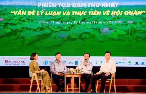 Các đại biểu trao đổi, chia sẻ tại Tọa đàm.