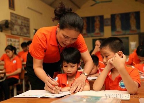 Hơn 26 năm làm công tác giảng dạy tại các trường Tiểu học Trường Yên và Đông Sơn, huyện Chương Mỹ (Hà Nội), cô giáo Lê Thị Hòa luôn tâm huyết với công tác, hoàn thành xuất sắc nhiệm vụ được giao, nhiều năm liên tục là giáo viên giỏi, Tổng phụ trách Đội giỏi các cấp. Năm 2002, cô giáo Hòa mở lớp dạy cho các trẻ khuyết tật không có khả năng đến trường tại nhà; đồng thời tham gia các hoạt động từ thiện giúp học sinh nghèo vượt khó vươn lên trong học tập