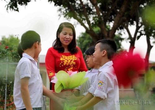Cô giáo Đinh Thị Thủy, người dành trọn tình thương cho lớp học của trẻ mồ côi, bị cha mẹ bỏ rơi, mang trong mình căn bệnh thế kỷ HIV/AIDS tại Trung tâm Chữa bệnh giáo dục lao động xã hội số 2 (xã Yên Bài, huyện Ba Vì, Hà Nội)