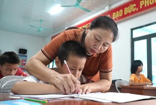 Mặc dù đã nghỉ hưu nhưng cô giáo Hoàng Thị Vỵ (người dân tộc Cao Lan ở thôn Ngòi Khang, xã Bảo Ái, huyện Yên Bình, tỉnh Yên Bái) vẫn tiếp tục dạy chữ và hỗ trợ chăm sóc trẻ bị khuyết tật