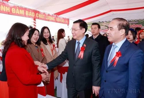 Chủ tịch Quốc hội Vương Đình Huệ nói chuyện với giáo viên Trường THPT chuyên Tuyên Quang tại Lễ khởi công dự án xây dựng trường (2023)