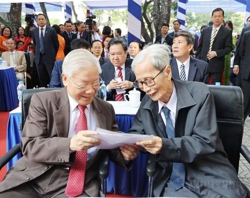 Giáo sư, Tiến sĩ Nguyễn Phú Trọng, Tổng Bí thư, Chủ tịch nước, cựu học sinh trường THPT Nguyễn Gia Thiều (Hà Nội) với nhà giáo Lê Đức Giảng, nguyên Bí thư Chi bộ, Giáo viên chủ nhiệm lớp 10B - Trường Nguyễn Gia Thiều gần 60 năm về trước (2020)