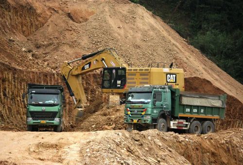 Nhà thầu thi công lấy mỏ đất tại một dự án đường cao tốc. (Ảnh: Việt Hùng/Vietnam+)