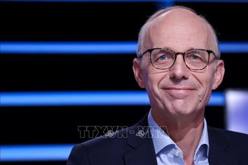 Ông Luc Frieden trong một chương trình của kênh truyền hình RTL ở Luxembourg ngày 29/9/2023. Ảnh: AFP/TTXVN