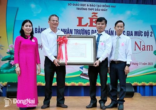 Lãnh đạo Sở GD-ĐT Đồng Nai trao bằng công nhận trường đạt chuẩn quốc gia mức độ 2 cho Ban giám hiệu Trường THPT Dầu Giây