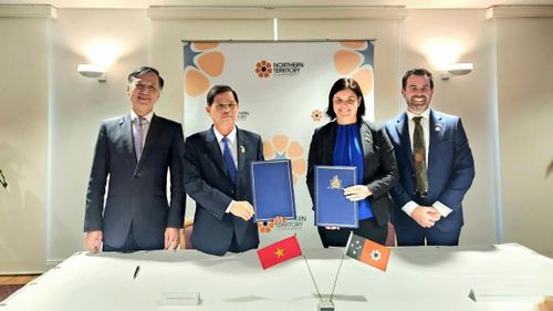 Ông Nguyễn Tấn Tuân và bà Natasha Fyles - Thủ hiến Vùng lãnh thổ Bắc Australia trao đổi bản kế hoạch đã ký kết. Ảnh: Sở Ngoại vụ cung cấp