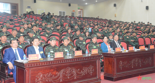  Các đại biểu tham dự khai mạc diễn tập khu vực phòng thủ tỉnh Ninh Bình năm 2023. Ảnh: KIM NGỌC 