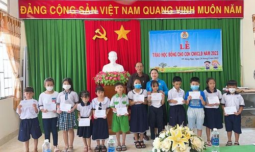 Ủy ban Mặt trận Tổ quốc Việt Nam TP Hồng Ngự phối hợp Liên đoàn Lao động thành phố trao học bổng cho con công chức, viên chức, người lao động