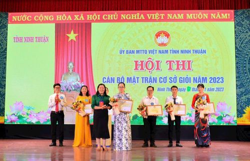 Bà Nguyễn thị Lệ, phó chủ tịch Ủy ban MTTQ Việt Nam tỉnh Ninh Thuân trao giải 2 cho các đội.