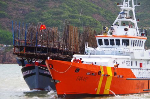 Ảnh minh họa: Tàu SAR 412 đang lai dắt một tàu cá bị nạn vào bờ