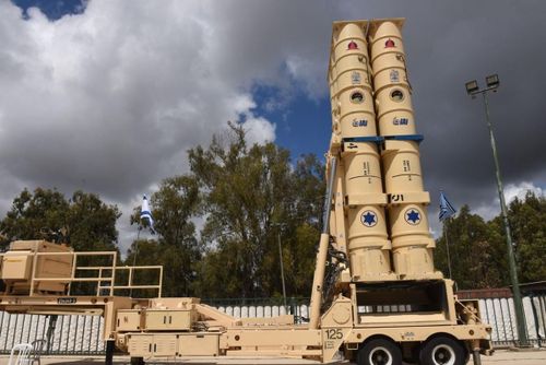Israel là quốc gia có lịch sử lập quốc mới hơn 70 năm, nhưng liên tục bị các nước Ả Rập bao vây; gần đây, các lực lượng vũ trang cực đoan liên tục dùng tên lửa các loại tấn công vào lãnh thổ nước này, nên Israel luôn coi trọng việc phát triển và trang bị hệ thống phòng không đa tầng, hiện đại. 