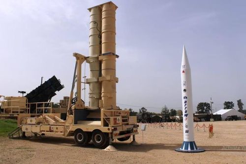 Hệ thống tên lửa phòng không Arrow tương tự như hệ thống Patriot của Mỹ và hệ thống S-300 của Nga, chủ yếu chịu trách nhiệm thực hiện các hoạt động phòng không và chống tên lửa tầm xa. 