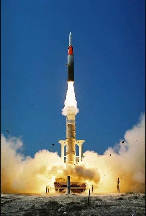 Đổi lại, tầm bắn và chiều cao phòng không của Arrow-2 cũng được tăng lên rất nhiều, giúp nó có khả năng đánh chặn hiệu quả các tên lửa tầm trung bay ngoài bầu khí quyển.