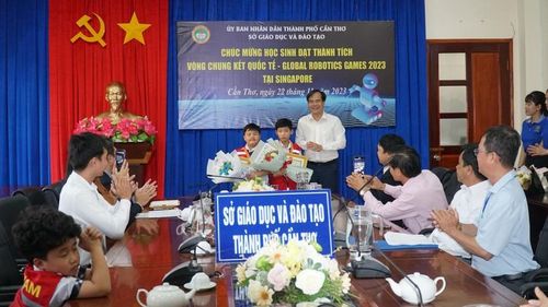 Ông Nguyễn Phúc Tăng, Phó Giám đốc Sở GD&ĐT tặng hoa và giấy khen cho học sinh đạt giải.