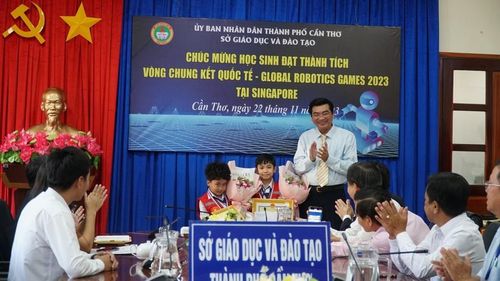 Ông Trần Thanh Bình, Giám đốc Sở GD&ĐT TP Cần Thơ chúc mừng và ghi nhận những thành tích của huấn luận viên, học sinh.